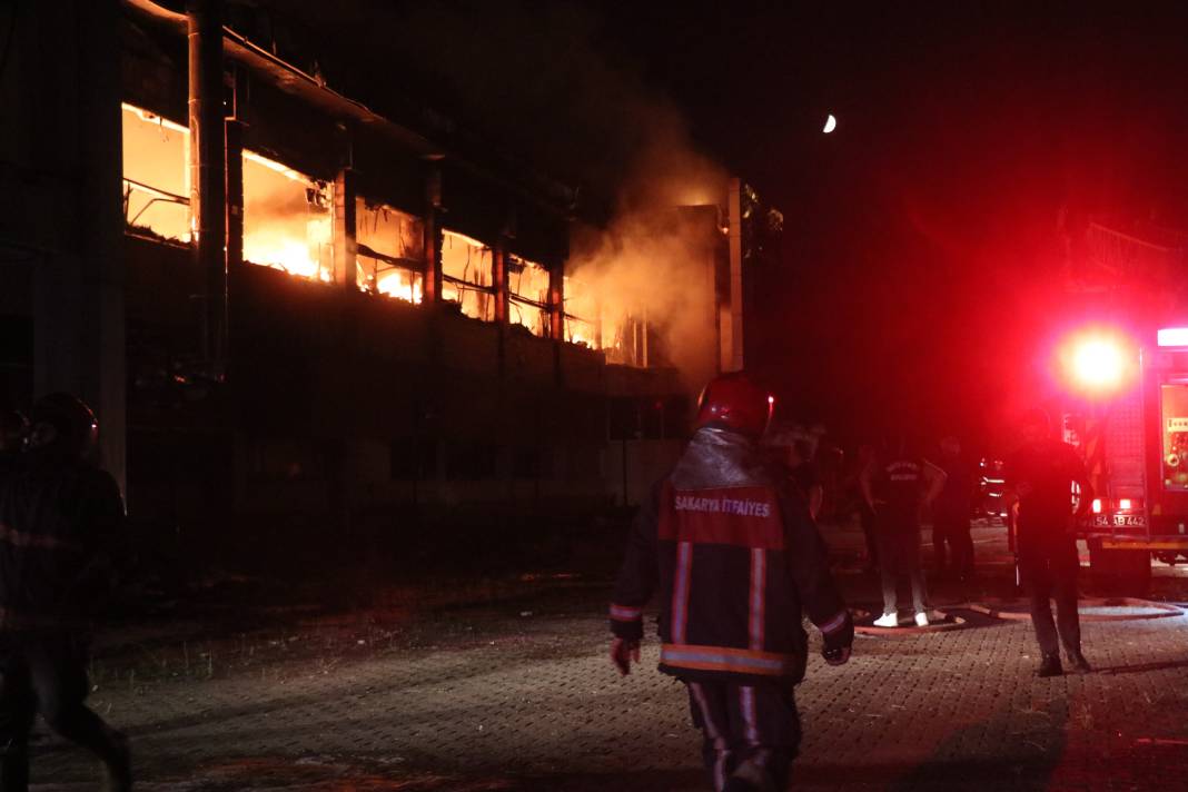 Sakarya’da kozmetik fabrikasında yangın 14